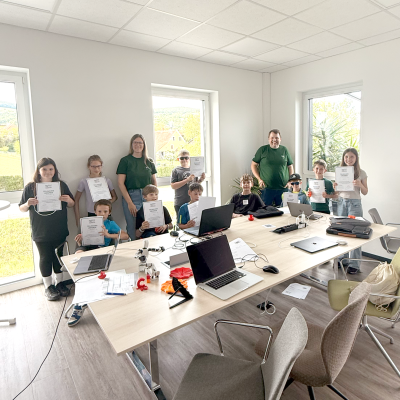 Gruppenfoto mit Urkunde