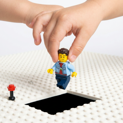 LEGO Szene mit Kinderhand